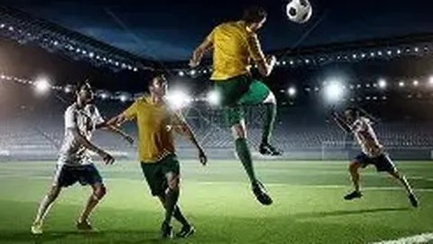 佟丽娅夜晚同行三位男士闲逛，谈笑风生心情愉悦